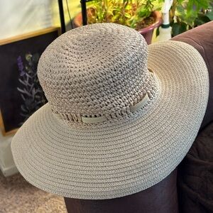 Elegant Tan Floppy Sun Hat. EUC.